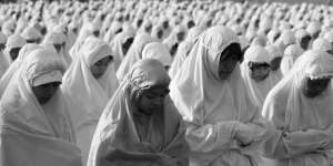 Amalan Sunah Pembeda Wanita dan Pria saat Sholat