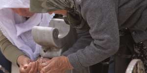 Air Berbau Kaporit, Bisa Digunakan Bersuci?