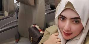 Cantiknya Yulia Mochamad, Wanita yang Disebut Istri ke-3 Opick