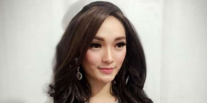 Ada Sosok Aneh di Foto Zaskia Gotik, Apa?