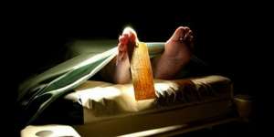 Bolehkah Istri Ikut Memandikan Jenazah Suami?