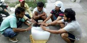 Kocak! 14 Cara Ekstrem Berdamai dengan Cuaca Panas