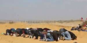 Sedang Sholat Berjemaah, Warga Gaza Kena Tembak Tentara Israel