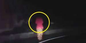 Viral! Wanita Berkebaya Merah Berjalan di Tengah Malam