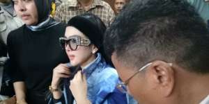 Fantastis! Ini Harga OOTD Syahrini Pas Jadi Saksi Pengadilan