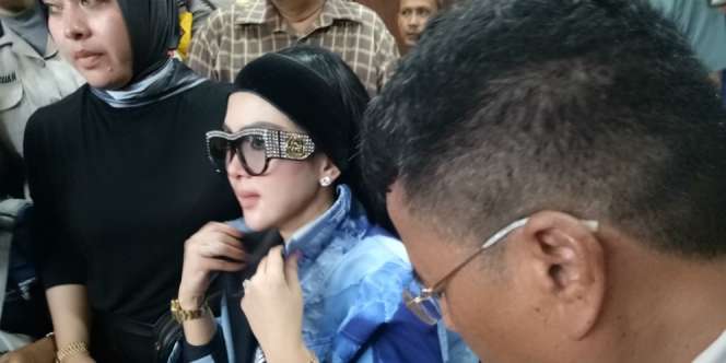 Fantastis! Ini Harga OOTD Syahrini Pas Jadi Saksi Pengadilan