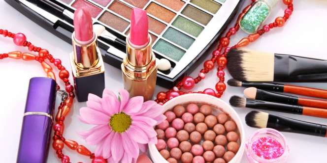 Rahasia Makeup Metalik Ala Adi Adrian, Lipstik dan Eyeshadow