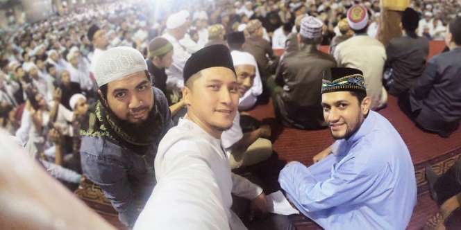 Hijrah Arie Untung Saat Mendalami Kitab Agama Lain