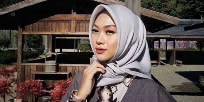 `Daily Look Abaya` Indah Nada Puspita yang Super Chic
