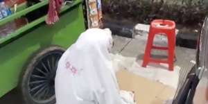 Masya Allah, Pedagang Ini Tetap Sholat Meski Ngasong di Jalan
