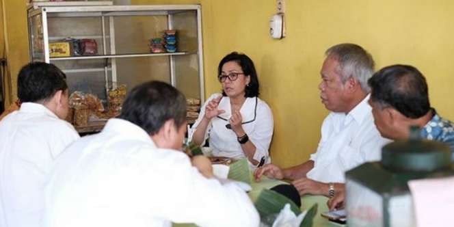 Di Warung Pecel, Sri Mulyani Rapat Dadakan