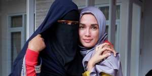 Cantik dan Anggun Ussy Sulistiawaty Saat Berhijab