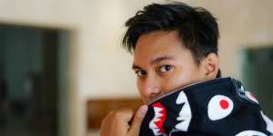 Eno, Pacar Mumuk Gomez yang Ganteng Banget