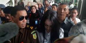 Penampilan Jennifer Dunn di Sidang Perdana Narkoba
