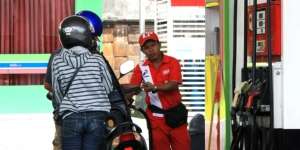 Antrean Isi bensin Diserobot, Si Ibu Pukul Petugas SPBU