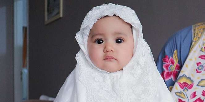 Putri Ryana Dea Pakai Mukena, Cantiknya Seperti Boneka 