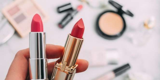 Lipstik Glossy Tahan Lama untuk Sempurnakan Dewy Look