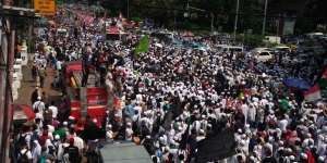 Azan Berkumandang di Tengah Demo Puisi Sukmawati