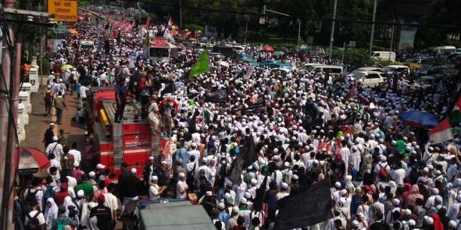 Azan Berkumandang di Tengah Demo Puisi Sukmawati