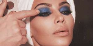 Kim Kardashian Kembali Populerkan Eyeshadow Biru