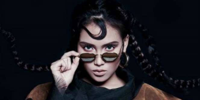 Ayu Ting Ting Unggah Foto Liburan, Salfok Lihat Dengkul Pria