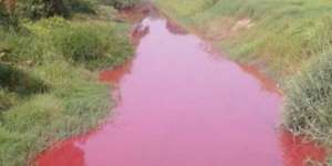 Misterius! Air Parit Berubah Merah Darah, Warga Ketakutan