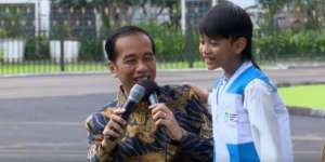 Bocah Ini Berani Menepuk-nepuk Pundak Jokowi