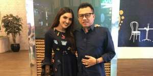 Foto Bareng Rekan Bisnis, Lihat Penampilan Anang Hermansyah!