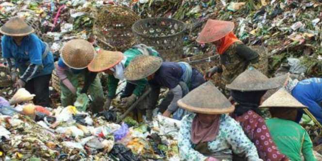 Temukan Tumpukan Uang di Tempat Sampah, Pemulung Ini Malah...