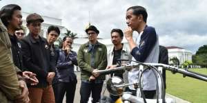 Lihat Gaya Jokowi Touring, Tak Mau Kalah dengan 'Dilan'