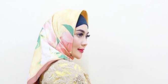 Lama Tak Muncul, Penyanyi Seksi Ini Mantap Menutup Aurat