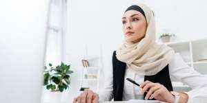 Bangun Semangat di Kantor dengan Riasan Natural