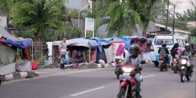 Ratusan Imigran Asing Telantar di Trotoar Jakarta