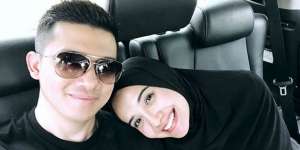 Kompak Bareng Suami, Gaya Hijab Zaskia Sungkar Bikin Adem