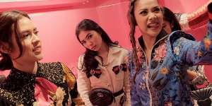 5 Seleb Tanah Air Pakai Tas Pinggang, Kece Banget