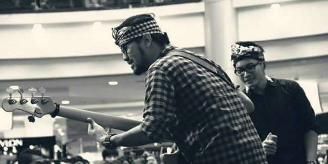 Tangis Kekasih Pecah Saat Jenazah Andika Masuk Liang Lahat