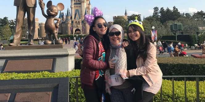 Liburan, Hijab Mahal Ibu Ayu Ting Ting Curi Perhatian
