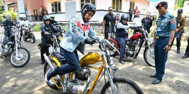 'Lagi Duduk Nunggu Jokowi, Ketika Lewat.....'