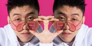 Rich Brian: 'Glow Like Dat', Lirik Cinta Rapper Muda Indonesia