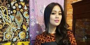 Tampil Beda, Gracia Indri Makin Chic dengan Tubuh Langsing