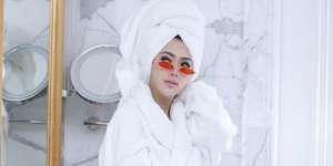 Berpose dalam Balutan Kimono Mandi, Syahrini Diejek Netizen