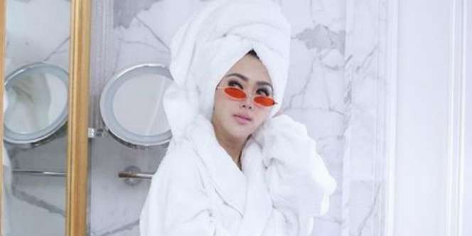 Berpose dalam Balutan Kimono Mandi, Syahrini Diejek Netizen