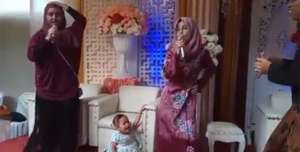 Tak Peduli Bayi Nangis Guling-guling, Ibu Joget Jaran Goyang