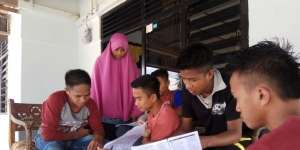 13 Pelajar SMA Jalan 8 Jam Lintasi Bukit Demi Ikut Ujian UNBK