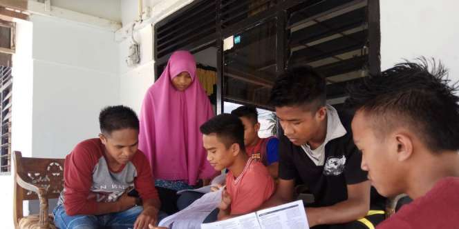 13 Pelajar SMA Jalan 8 Jam Lintasi Bukit Demi Ikut Ujian UNBK