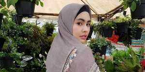 Intip Gaya Kartika Putri Berbusana Syari dalam Sentuhan Kasual