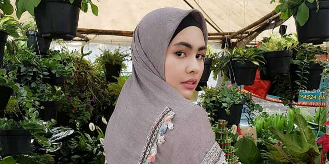 Intip Gaya Kartika Putri Berbusana Syari dalam Sentuhan Kasual