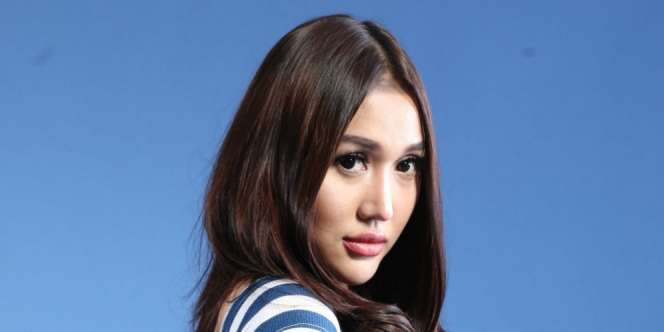 Ibunda Meninggal, Lucinta Menangis Histeris Lalu Pingsan