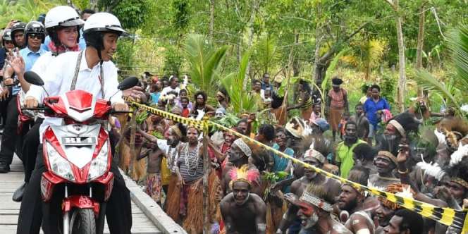 Aksi Spontan Ibu Negara Bergoyang dengan Warga Papua