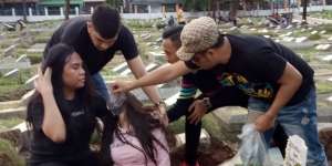 Lucinta Luna Pingsan di Pusara Ibunda